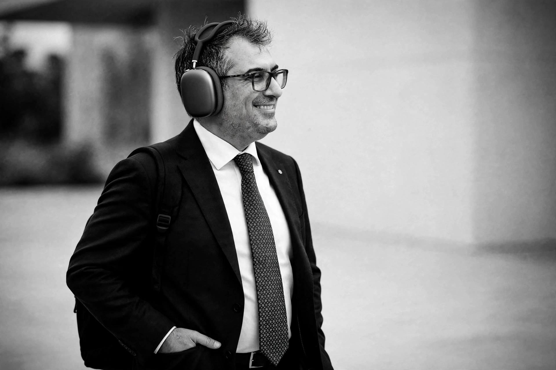 Antonino Fischetti con le cuffie, ritratto in bianco e nero